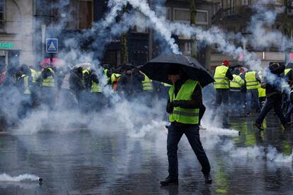 En Nantes, se han vivido momento de tensión tras el lanzamiento de ráfagas de gas lacrimógeno contra los manifestantes, recoge Le Monde, que habla de unos 1.200 participantes en las protestas.