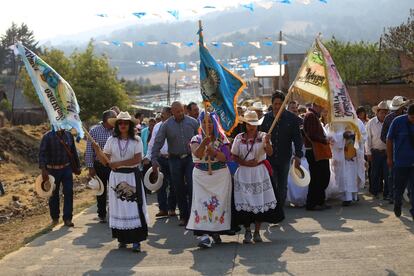 Habitantes de la comunidad de San Isidro en Nahuatzen, Michoacán, desfilan en su tradicional fiesta en honor a su santo patrono en una foto de archivo.