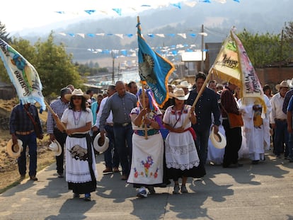 Habitantes de la comunidad de San Isidro en Nahuatzen, Michoacán, desfilan en su tradicional fiesta en honor a su santo patrono en una foto de archivo.