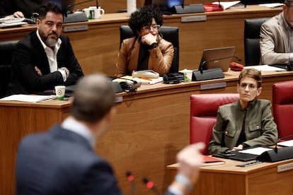 La presidenta del Gobierno de Navarra, María Chivite (derecha) en el pleno del Parlamento de Navarra, este jueves en Pamplona.