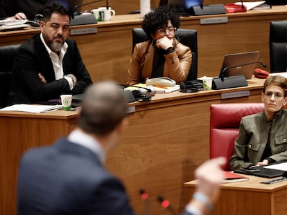 La presidenta del Gobierno de Navarra, María Chivite (derecha) en el pleno del Parlamento de Navarra, este jueves en Pamplona.