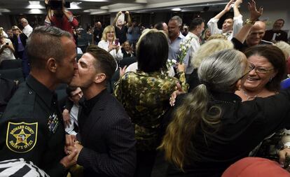 Parejas homosexuales celebran su enlace matrimonial con un beso durante una boda múltiple celebrada en el palacio de justicia del condado de Broward, en Fort Lauderdale, Florida (EEUU).