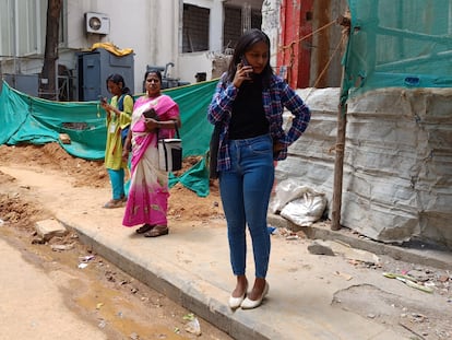 Mujeres en una calle de la ciudad de Bangalore, esta semana en la India.