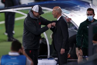 Juergen Klopp y Zinedine Zidane se saludan antes de comenzar el partido.