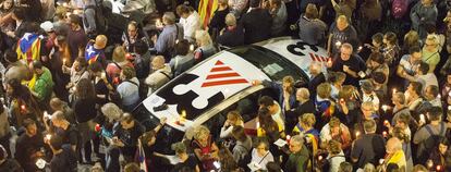 Un vehiculo de TV3 entre la multitud en el paseo de Gr&agrave;cia. 