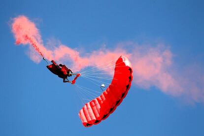 Un paracaidista vuela durante el espectáculo aéreo 'Wings Over Baltics 2019' (Alas sobre los bálticos), en Tukums (Letonia).