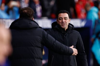 Simeone y Xavi se saludan al término del partido entre el Atlético y el Barcelona.