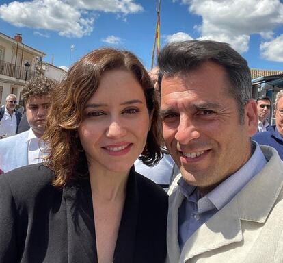 El candidato del PP a la alcaldía de Aldea de Fresno (Madrid) posa con la presidenta Isabel Díaz Ayuso.