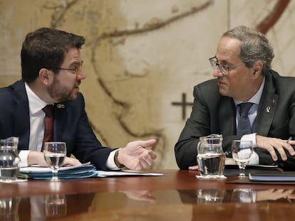 El presidente de la Generalitat, Quim Torra, junto al vicepresidente Pere Aragonès, durante la primera reunión del gobierno catalán después de las elecciones generales. 