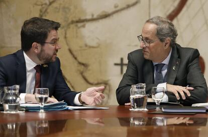 El presidente de la Generalitat, Quim Torra, junto al vicepresidente Pere Aragonès, durante la primera reunión del gobierno catalán después de las elecciones generales.