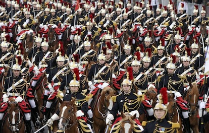 Caballería de la Guardia Republicana Francesa, durante el desfile por la toma de la Bastilla.