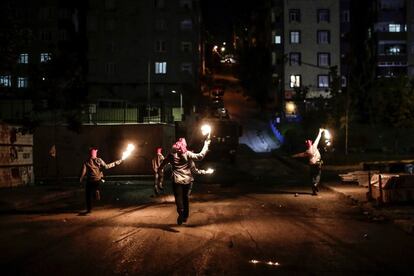 Lanzamiento de cócteles molotov en el barrio de Gazi en la ciudad de Estambul (Turquía).