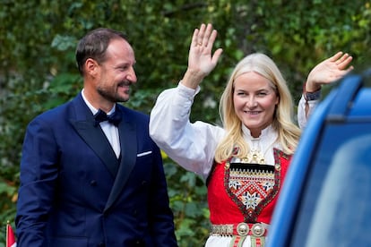 El príncipe heredero y hermano de la novia, Haakon, justo a su esposa, Mette-Marit.