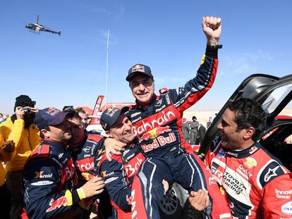 Carlos Sainz, este pasado mes de enero, tras ganar el Dakar, en Arabia Saudí.