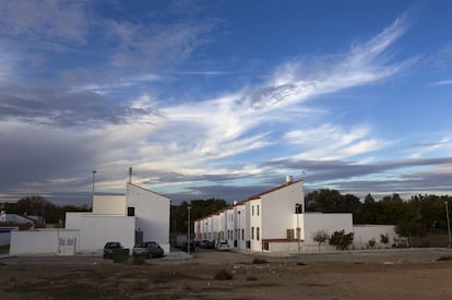 150 viviendas del pueblo han sido levantadas por los vecinos apoy&aacute;ndose en un plan de subvenciones de la Junta, que paga los materiales de construcci&oacute;n si los vecinos se toman los dos a&ntilde;os necesarios del grueso del trabajo. 