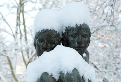 Una escultura coberta de neu al parc Amalien, a Berlín, Alemanya.
