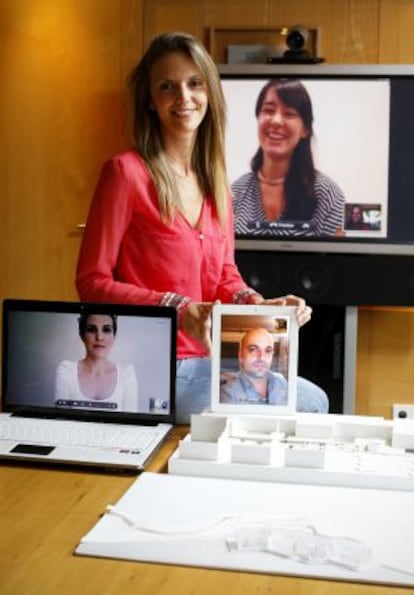 Pilar Moreno holds a video chat with her fellow architects Beatriz Asensio (l) in Luxembourg, Mario Fernández (r) in Shanghai, and Bárbara García (c) in Hong Kong.