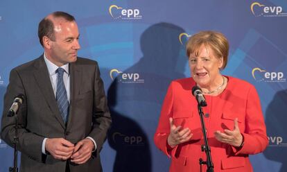 Angela Merkel, y el líder del grupo popular en el Parlamento Europeo, Manfred Weber, el pasado junio en Múnich.