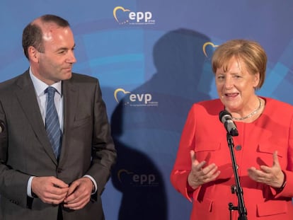 Angela Merkel, y el líder del grupo popular en el Parlamento Europeo, Manfred Weber, el pasado junio en Múnich.
