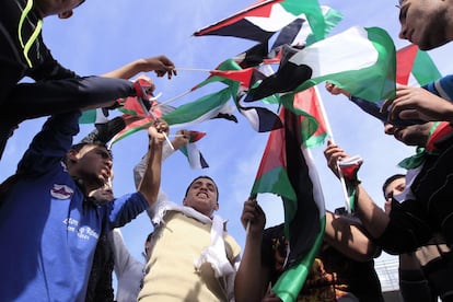 Refugiados palestinos con banderas en Beirut durante una manifestación en apoyo a la candidatura palestina ante la ONU.
