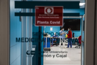 Entrada a la nueva UCI del hospital Ramón y Cajal. Sobre el panel frontal se pueden ver a los 24 enfermos así como sus constantes. La unidad de críticos estaba en proyecto antes de la pandemia, pero su construcción se aceleró.