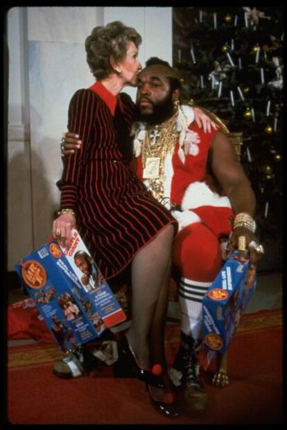 Nancy Reagan con el actor MR. T., en la Casa Blanca en 1983.