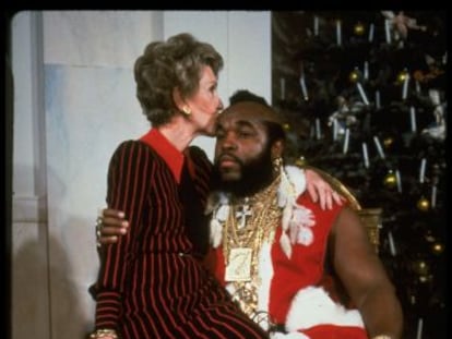 Nancy Reagan con el actor MR. T., en la Casa Blanca en 1983.