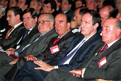 Emilio Botín, en el centro, junto al presidente de Cepsa, Carlos Pérez de Bricio, a su derecha.