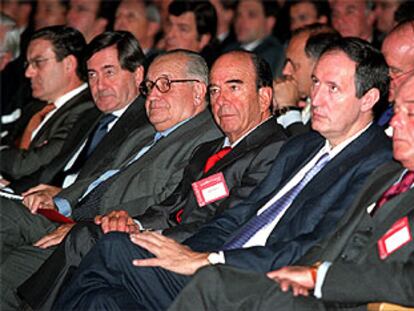 Emilio Botín, en el centro, junto al presidente de Cepsa, Carlos Pérez de Bricio, a su derecha.