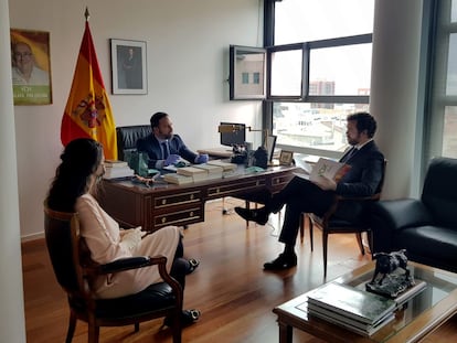 Santiago Abascal, junto al poratoz parlamentario de Vox, Iván Espinosa de los Monteros, y la secretaria del grupo, Macarena Olona, en su despacho del Congreso.