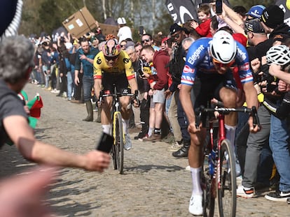 Van Aert ve alejarse a Van der Poel al pinchar en el Carrefour de l'Arbre.