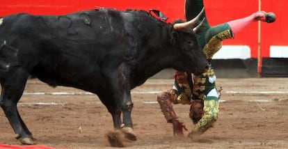 Juan José Padilla volteado por su segundo toro este viernes en la plaza de Vista Alegre. 