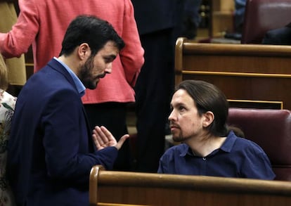 El líder de Podemos, Pablo Iglesias (d), conversa con el diputado de IU-Unidad Popular Alberto Garzón