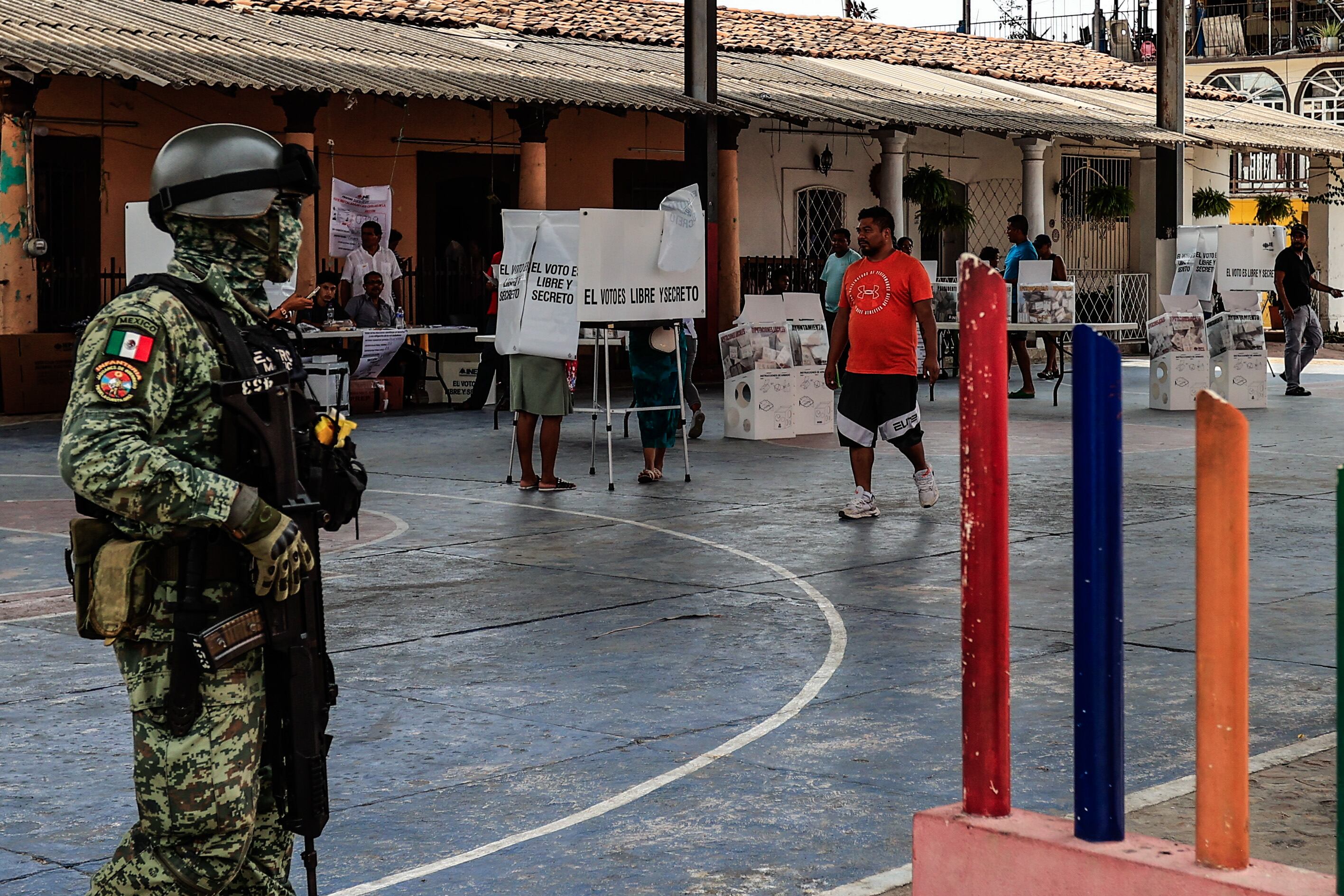 Soldados resguardan una casilla electoral en Coyuca (Estado de Guerrero), mismo sitio donde fue asesinado un candidato el 29 de junio.