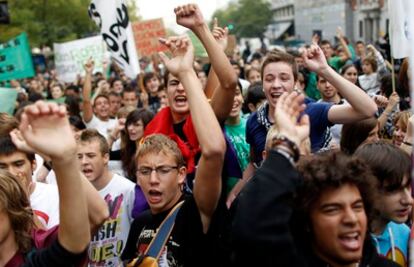 Concentración de estudiantes contra "los recortes", ante la Consejería de Educación.