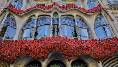 Aspecto que ofrecía ayer la Casa Batlló, recubierta de rosas.