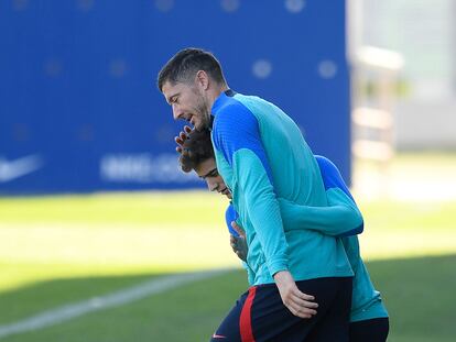 Robert Lewandowski abraza a Gavi en un entrenamiento del Barcelona.