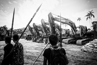 ‘Petra Olum’ es otra de las exposiciones que se puede contemplar en las calles de Barcelona. Obra del fotógrafo italiano Nicola Ókin Frioli, documenta la lucha y resistencia de los pueblos indígenas de la Amazonía ecuatoriana frente al extractivismo que amenaza una de las regiones más biodiversas del mundo y que ya ha sufrido desastres ambientales causados por derrames de petróleo.