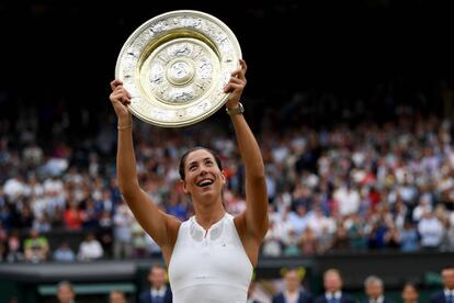 Garbiñe Muguruza muestra su alegría tras recibir el trofeo de Wimbledon.