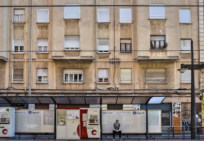 La fachada del edificio del número 4 de la calle Fray Pedro Vives de Valencia, una zona bien conectada con el resto de la ciudad por la parada de tranvía que hay a escasos metros.