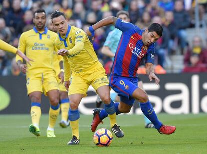 Luis Suárez (d), del Barcelona, y Roque Mesa, de Las Palmas, luchan por el balón.