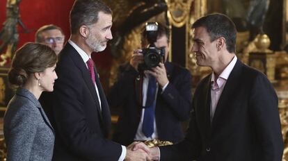 Pedro Sánchez saluda a los Reyes en el Palacio Real con motivo del Día de la Fiesta Nacional del 12 de octubre.