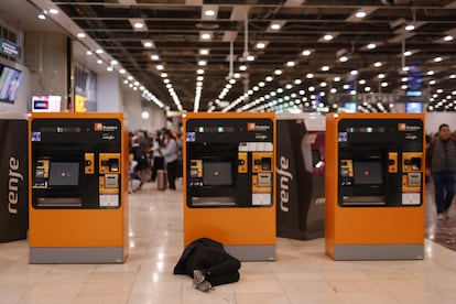 Un usuario de ferrocarril duerme en la estación de Sants de Barcelona, este martes.