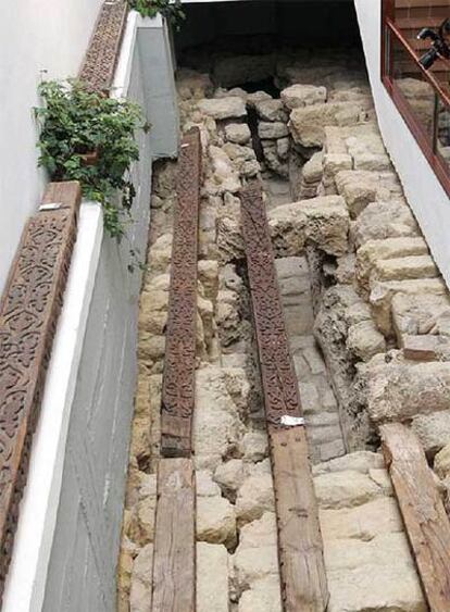 Un fotógrafo toma imágenes de las vigas de la mezquita recuperadas por el Cabildo de Córdoba.