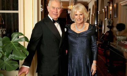 Carlos y Camila posan en la única foto oficial del cumpleaños del príncipe, en Clarence House, antes de la fiesta en su honor en el palacio de Buckingham.