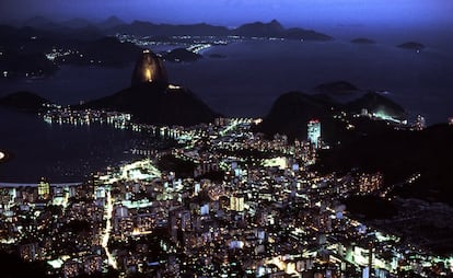 Vista noturna da cidade do Rio de Janeiro, com o Pão de Açúcar dominando a Baía de Guanabara.