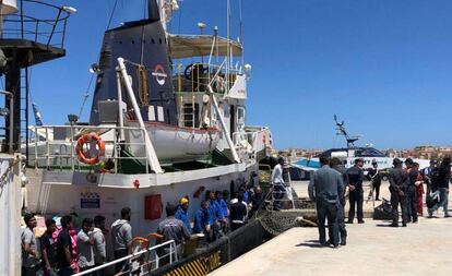 Desembarco en la isla de Lampedusa de un grupo de migrantes rescatados en mayo.