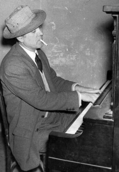 El compositor Xavier Montsalvatge, al piano.