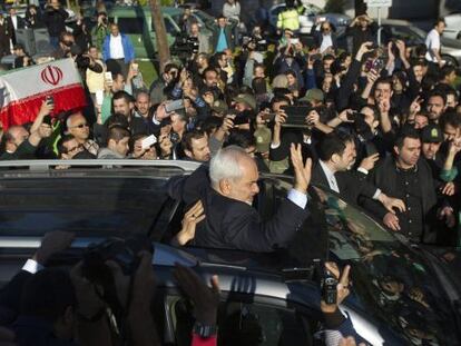 O chanceler do Irã, Mohammad Javad Zarif, é aclamado no retorno a Teerã.