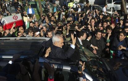 El ministro iran&iacute; de Exteriores es recibido entre v&iacute;tores y aplausos en Teh&eacute;ran.